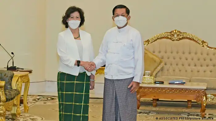 2022年8月，联合国特使海泽与缅甸军政府首脑敏昂莱会面，受到人权活动人士的尖锐批评。