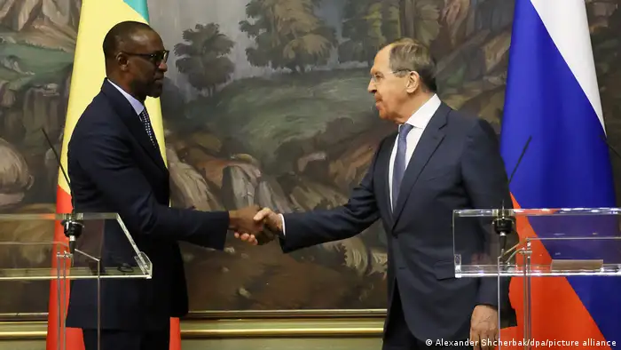 Poignée de main entre Abdoulaye Diop, ministre malien des Affaires étrangères et son homologue russe Sergueï Lavrov 