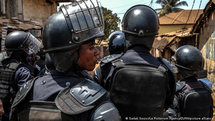 Des policiers sillonnent une banlieue de Conakry