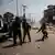 Des policiers bloquent une rue de Conakry