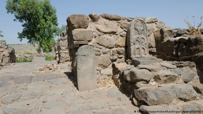 Ruinas de la puerta de la ciudad y estela pagana en el yacimiento arqueológico de Et-Tell, que a veces se identifica con la ciudad de Betsaida, que mencionan los Evangelios. 
