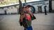 Niño con gorra y un arma en la mano. Niño con gorra y un arma en la mano.