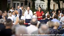 (L-R): Olaf Scholz (SPD), Bundeskanzler, bei einem oeffentlichen Buergergespraech in Neuruppin mit Wiebke Papenbrock (SPD), MdB. Neuruppin, 17.08.2022.