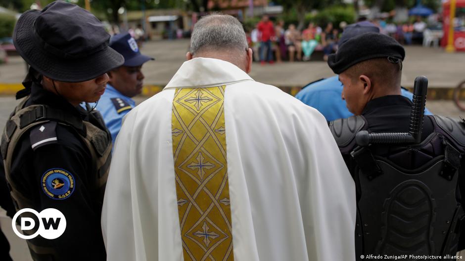 Otro sacerdote nicaragüense es condenado por Daniel Ortega | Las noticias y  análisis más importantes en América Latina | DW 