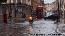 Großbritannien, heftige Regenschauer in London August 17, 2022, London, England, United Kingdom: A motorcycle splashes through a flooded King s Cross Road as torrential rain and flash floods hit the capital following months of drought. London United Kingdom - ZUMAv130 20220817_zip_v130_015 Copyright: xVukxValcicx