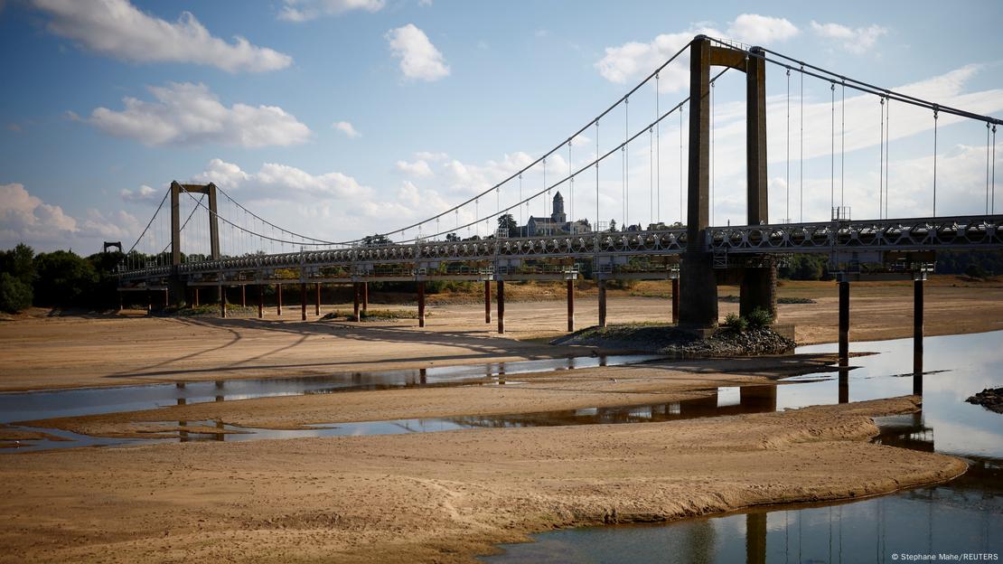 Ponte sobre um rio quase seco