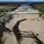 Ausgetrockneter Flussbettabschnitt in einem Seitenarm der Loire in Frankreich