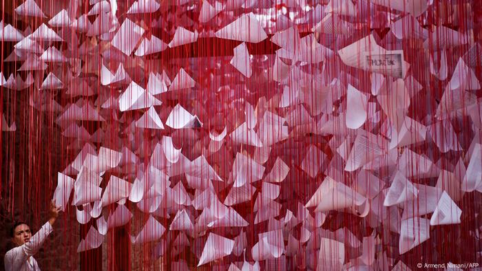Un enmarañado conjunto de papeles con historias sobre la esperanza, provenientes de cartas de todo el mundo y que cuelgan de hilos rojos, es una de las obras que destacan en la Bienal Europea de Nómadas. El trabajo de la artista japonesa Chiharu Shiota se exhibe en Pristina, Kosovo, en la 14ª edición de este encuentro artístico.