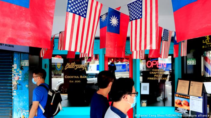 Taiwan Tapeh | Flaggen von Taiwan und USA vor einem Restaurant