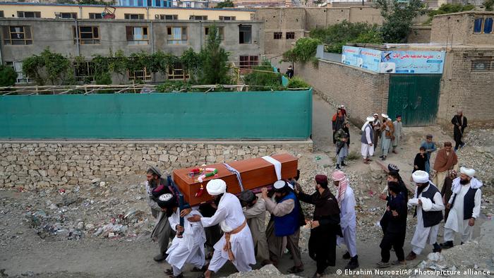 Los dolientes llevan el cuerpo de una de las víctimas del atentado en una mezquita en Kabul.