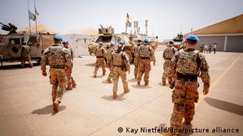 Des soldats allemands pris en photos de dos devant des chars à Gao au Mali en avril 2022
