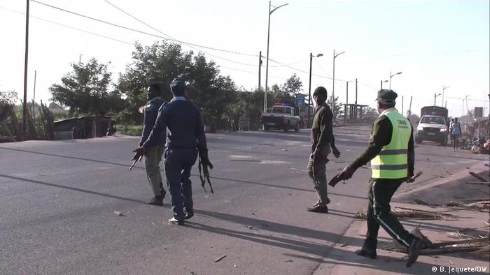 Mosambik | Polizei nach Auflösung des Protests von Verkäuferinnen auf dem Markt von Gondola