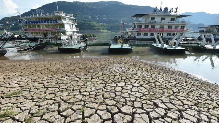 Muelles cerca del lecho seco del río que quedó expuesto tras la bajada del nivel del agua en el río Yangtze.