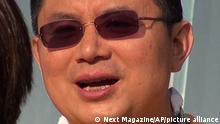 ARCHIV - 19.12.2013, Hongkong: Das im Dezember 2013 aufgenommene Foto zeigt den in China geborenen, kanadischen Milliardär und Geschäftsmann Xiao Jianhua vor dem Internationalen Finanzzentrum in Hongkong. (zu dpa: Milliardär in China zu 13 Jahren Haft verurteilt - Milliardenstrafe ) Foto: Uncredited/Next Magazine/AP/dpa +++ dpa-Bildfunk +++