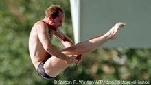 Der deutsche Wasserspringer Jan Hempel hechtet am 23.7.1999 in Istanbul in der Europameisterschafts-Qualifikation im Turmspringen von der 10-m-Plattform. Der Titelverteidiger aus Dresden wird am Ende Fünfter und belegt tags darauf im Finale nur den enttäuschenden siebenten Platz.