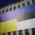 Флаги Украины и Эстонии на здании в центре Таллинна