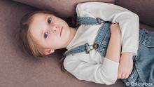 high angle view of sick child with stomach pain lying on sofa in living room and looking at camera
Bild samt Copyright und Nutzungsfreigabe geliefert durch DW/Julian Rossow <julian.rossow@dw.com>