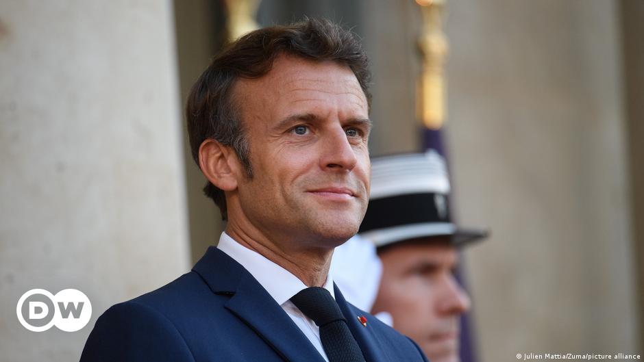 Emmanuel Macron se rend en Algérie pour renforcer les liens — DW — 25 août 2022