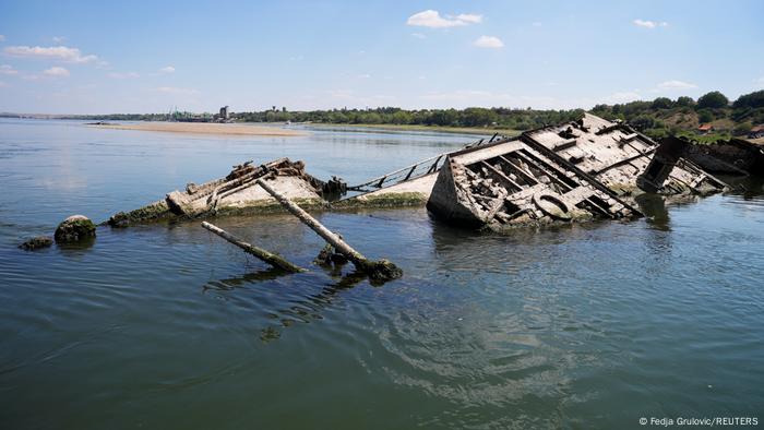 Donau Niedrigwasser legt deutsche Kriegsschiffe aus dem 2. Weltkrieg frei