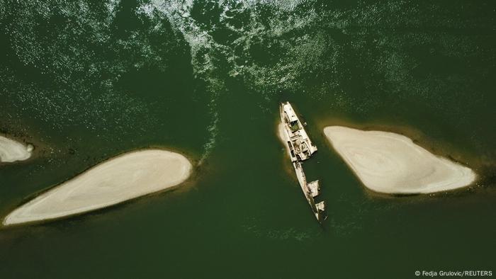 Donau Niedrigwasser legt deutsche Kriegsschiffe aus dem 2. Weltkrieg frei