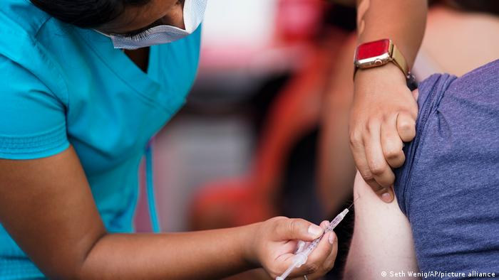 Krankenschwester verabreicht eine Impfung gegen Affenpocken