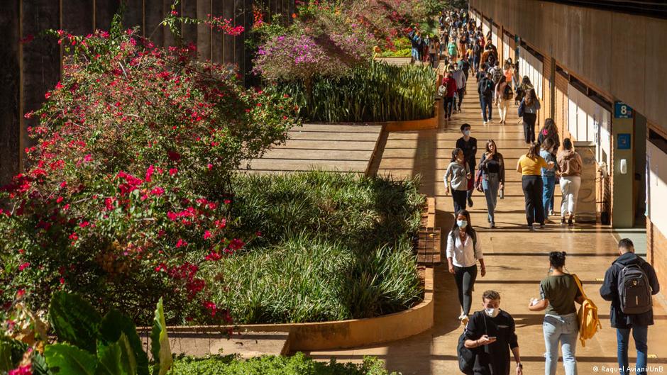 O combinado é asfixiar a educação