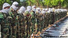 ARCIV - Vermummte Mitglieder der Al-Schabaab-Miliz in Somalia haben am 16.11.2010 in Mogadischu während eines Gebets ihre Gewehre abgelegt. Die islamistische Al-Schabaab-Miliz wurde 1998 in Somalia gegründet und hat Verbindungen zum Terrornetzwerk Al-Kaida. Die Miliz beherrscht weite Teile Südsomalias und damit die Gebiete, in denen die derzeitige Hungersnot am schlimmsten ist. Foto: Badri Media (zu dpa-Hintergrund 0330 vom 07.08.2011) +++ dpa-Bildfunk +++
