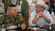 Gustavo Petro almuerza junto con un soldado en la Amazonía colombiana Gustavo Petro almuerza junto con un soldado en la Amazonía colombiana