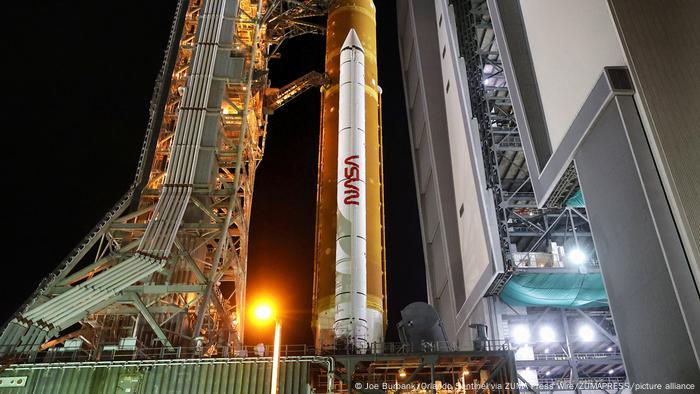 El cohete Artemis I sale del edificio de ensamblaje de vehículos mientras se dirige a la plataforma de lanzamiento 39-B en el Centro Espacial Kennedy, Florida. Está previsto que el cohete realice una misión no tripulada para orbitar la Luna el 29 de agosto.