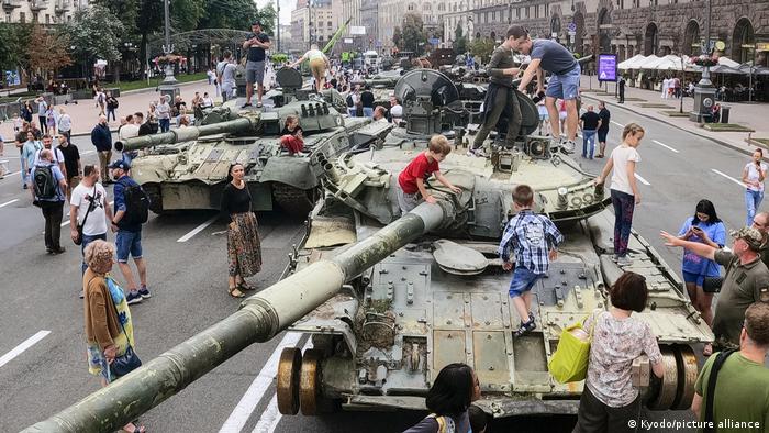 Парад уничтоженной военной техники в центре Киева 
