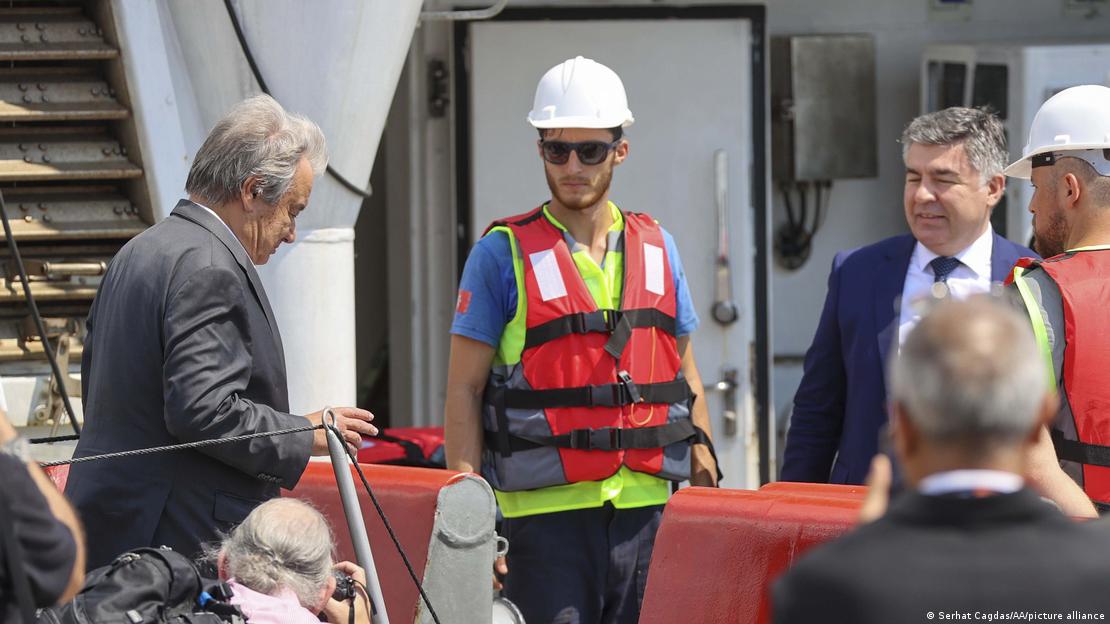 Müşterek Koordinasyon Merkezi'nde incelemelerde bulunan Guterres, tahıl sevkiyatı gerçekleştirilen gemilerden birindeki denetime de katıldı.
