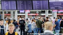 03.07.2022
Fluggäste warten im Helmut Schmidt Flughafen vor den Check-In Schaltern auf die Abfertigung. Zu Beginn der Sommerferien im Norden herrscht großer Andrang am Flughafen. +++ dpa-Bildfunk +++