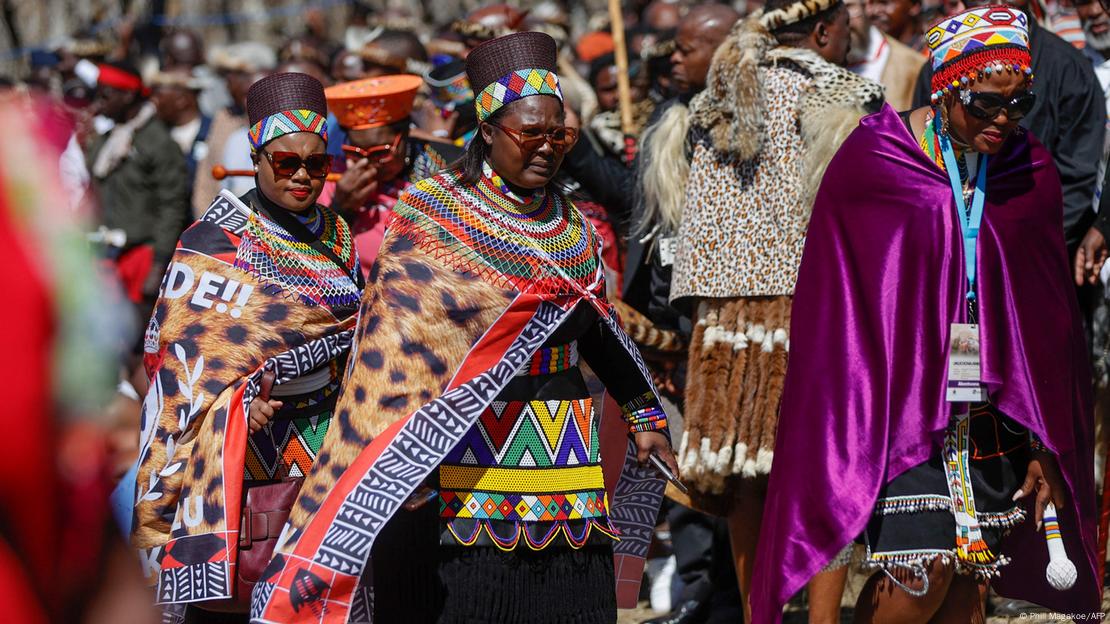 Mulheres do povo zulu com roupas tradicionais