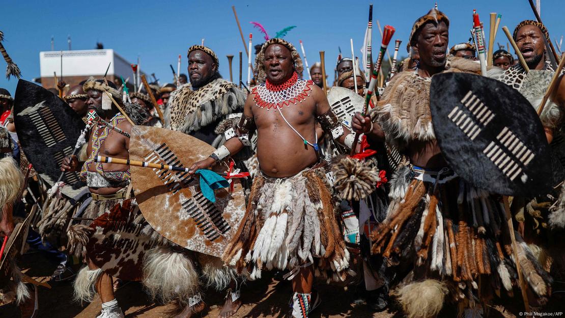 Guerreiros zulus durante a coroação