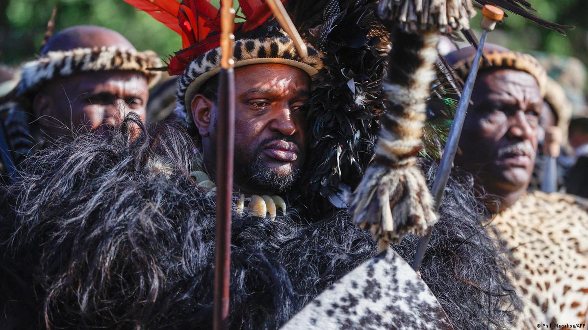 South Africa Thousands witness crowning of Zulu king DW 08/20/2022