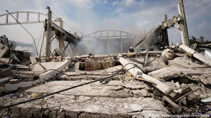 Ukraine, Charkiw | Zerstörte Gebäude durch einen Raketenangriff 
