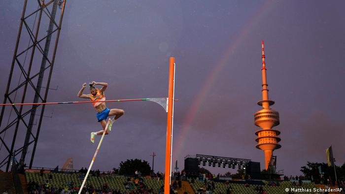 Competencia de atletismo en el Estadio Olímpico en el Campeonato Europeo en Múnich, Alemania: Rutger Koppelaar, de Países Bajos, en el aire, en la final salto con pértiga masculino.