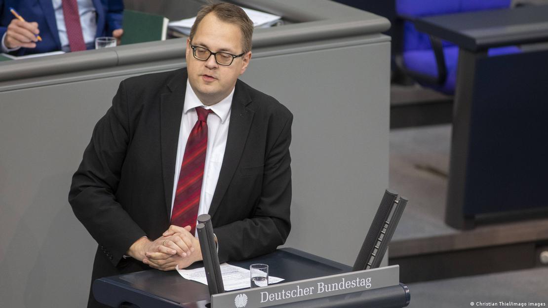 Ο Σέρεν Πέλμαν, από την Die Linke στο βήμα της γερμανικής Βουλής Ο Σέρεν Πέλμαν, από την Die Linke στο βήμα της γερμανικής Βουλής