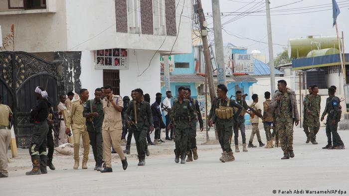 Soldados somalíes caminan frente al hotel atacado.
