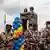 Mahamat Idriss Deby accompagnés de militaires