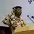 Mahamat Idriss Deby à la tribune, en habit militaire, à l'ouverture du diaogue national tchadien