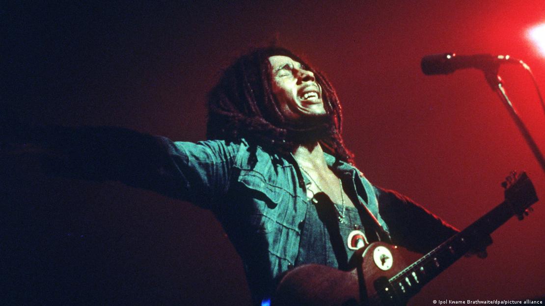 Bob Marley i emocionuar para mikforonit