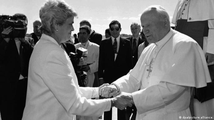 La presidenta Violeta Barrios de Chamorro recibe al papa Juan Pablo II en el aeropuerto de Managua, en su segundo viaje pontificio a Nicaragua. Habían pasado 14 años de la primera visita en plena de la revolución sandinista