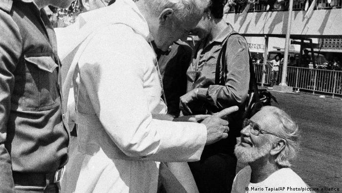 El papa Juan Pablo II reprende al sacerdote Ernesto Cardenal apenas pisó suelo nicaragüense la mañana del 4 de marzo de 1983. Cardenal formaba parte del gobierno sandinista de esa época (04.03.1983)