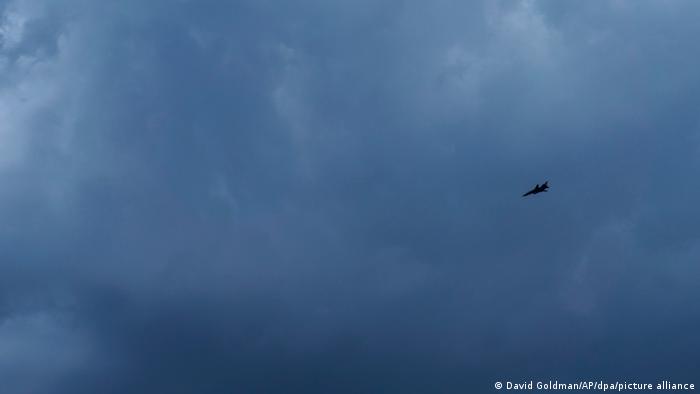 Ukraine | Kampfjet fliegt über Druschkiwka