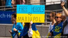 20.08.2022 a protester holds a sign of Free heroes of Mariupol during the antiwar protest in Duesseldorf and honor their national heros who sacrifies their lives to bring the indepndence or Ukraine (Photo by Ying Tang/NurPhoto)