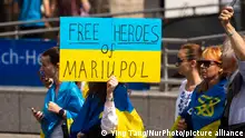 20.08.2022 a protester holds a sign of Free heroes of Mariupol during the antiwar protest in Duesseldorf and honor their national heros who sacrifies their lives to bring the indepndence or Ukraine (Photo by Ying Tang/NurPhoto)