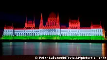 Унгарскиот парламент осветлен во боите на државното знаме по повод националниот празник на 20 август 2022. Но традиционалниот огномет овојпат изостана