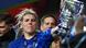 Millie Bright alza un trofeo de la Copa Femenina en Inglaterra Millie Bright alza un trofeo de la Copa Femenina en Inglaterra