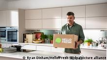 Ein Mann hält eine Box mit dem HelloFresh-Logo. Der Online-Handel mit Lebensmitteln hängt aus Sicht des Kochboxversenders Hellofresh größeren Internetmärkten wie Elektronik oder Mode Jahre hinterher. (zu dpa «Hellofresh: Online-Lebensmittelhandel hängt Jahre hinterher») +++ dpa-Bildfunk +++